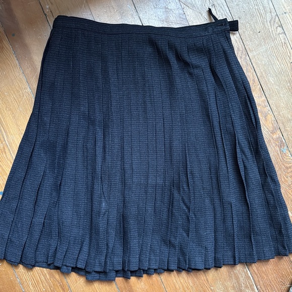 Agnes B. Dresses & Skirts - Agnes B pinstripe Black Pleated mini Skirt 26” waist